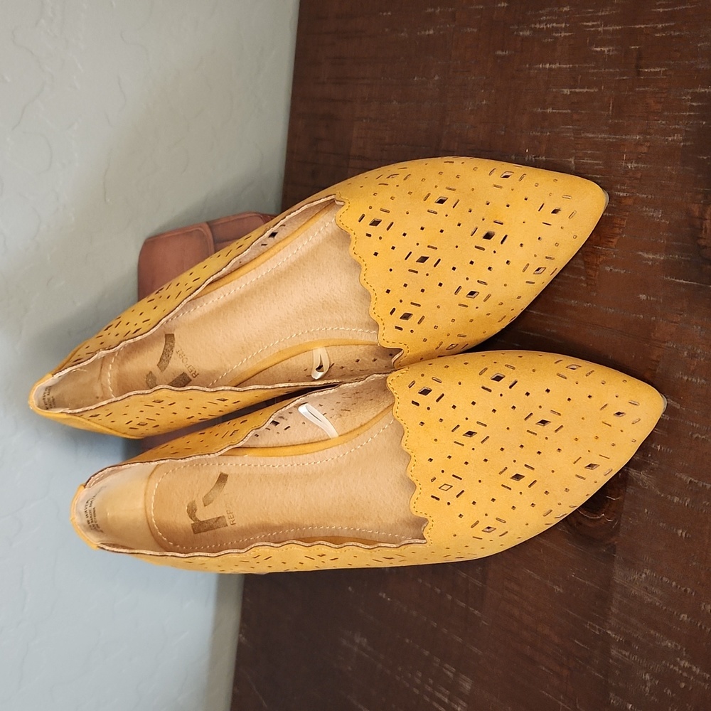 Report Mustard Yellow Flats sz 7 1/2 W